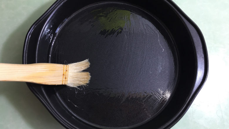 美味的牛排披萨,模具为了防粘,表面刷一层油,如果模具不沾,也可以不刷。