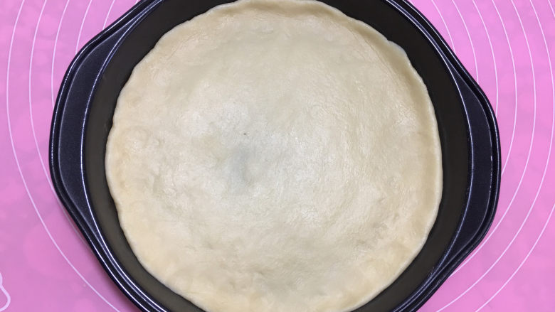 美味的牛排披萨,用手将饼皮压成和披萨盘一样大小圆形。