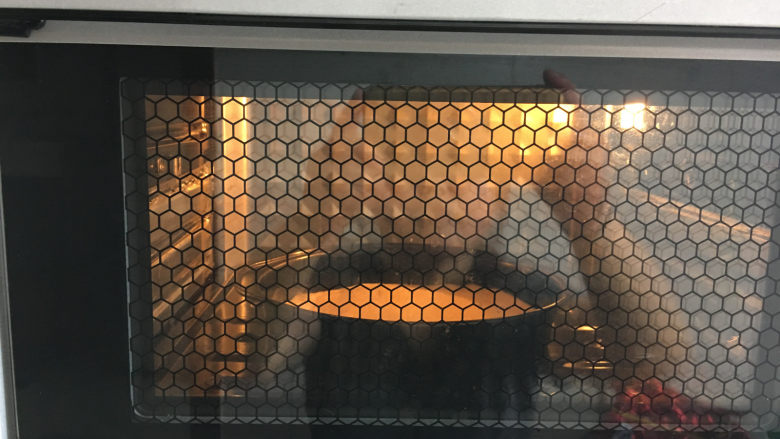 美味的牛排披萨,然后放入预热好的烤箱中进行烘烤定型,温度为180度,时间为5分钟。