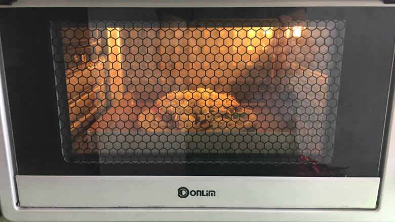 美味的牛排披萨,放入预热好的烤箱中进行烘烤,温度为190度,时间为20分钟。