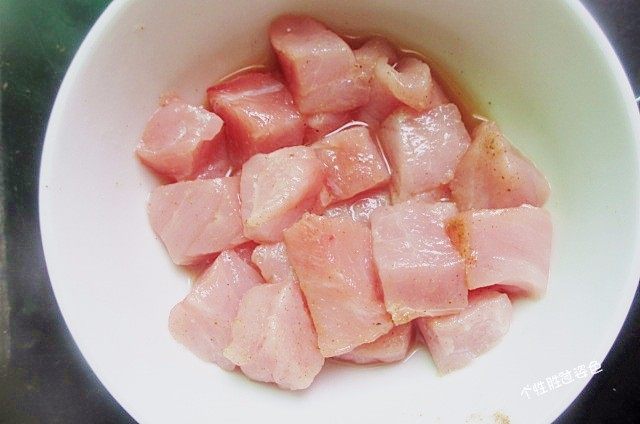馋嘴猪肉粒,切好的肉粒用水跑出血水后,用料酒、黑胡椒粉腌制半小时