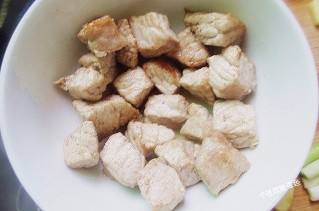馋嘴猪肉粒,颜色变白,定型后即可捞出