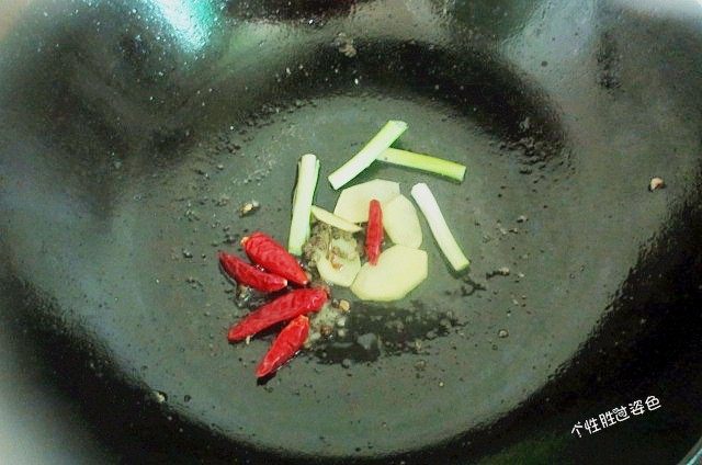 馋嘴猪肉粒,锅内放少许油,把葱段、姜片、干辣椒、花椒、麻椒爆香