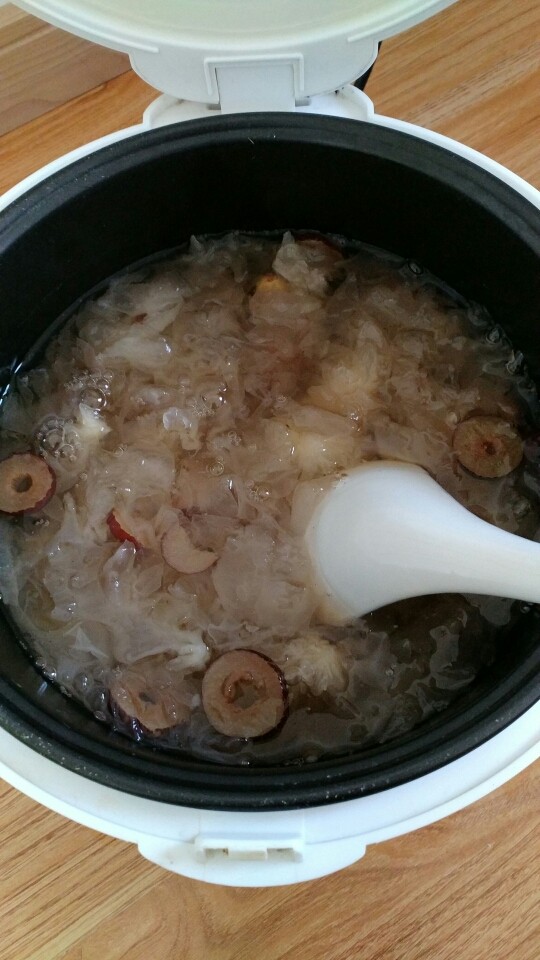 电饭锅之银耳莲子羹,OK啦凉了就可以吃了,比想象中要好