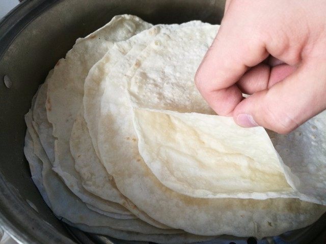 【Cathy边吃边营养】土豆丝卷饼,出锅以后饼一拉就开了,一张饼就变成两张了,特别薄,而且柔软,口感非常好