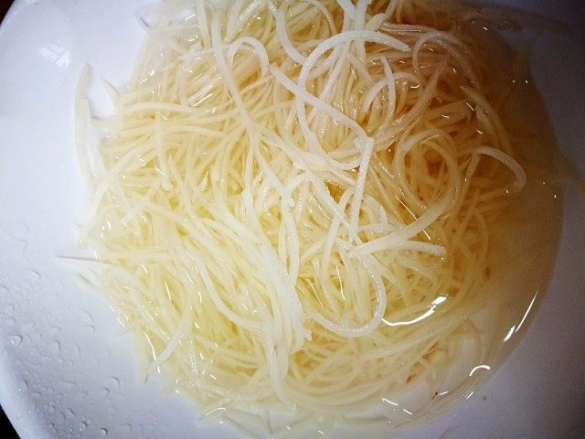【Cathy边吃边营养】土豆丝卷饼,土豆丝过一遍水,防止变黑或者粘锅,炒的时候再沥干水分,不要泡太久哦