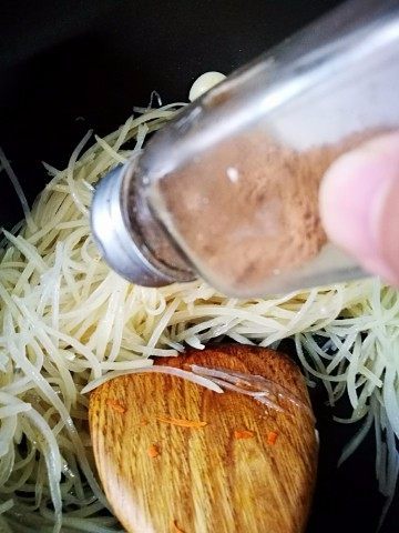 【Cathy边吃边营养】土豆丝卷饼,热锅凉油,烧至七成热放入土豆丝,加入五香粉可以少加适量盐,翻炒均匀