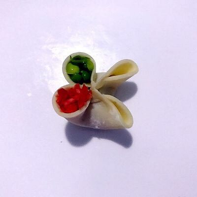 四喜饺子,让生活喜气洋洋,将准备好的豌豆碎装入孔中。