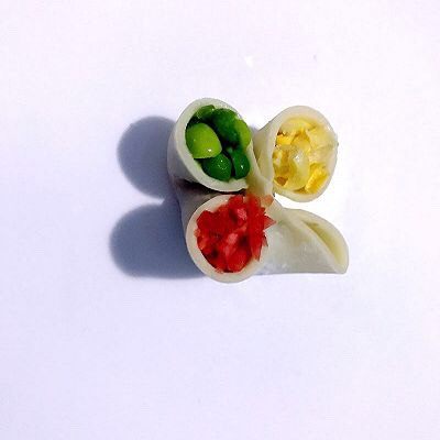 四喜饺子,让生活喜气洋洋,将准备好的玉米碎分别装入孔中。