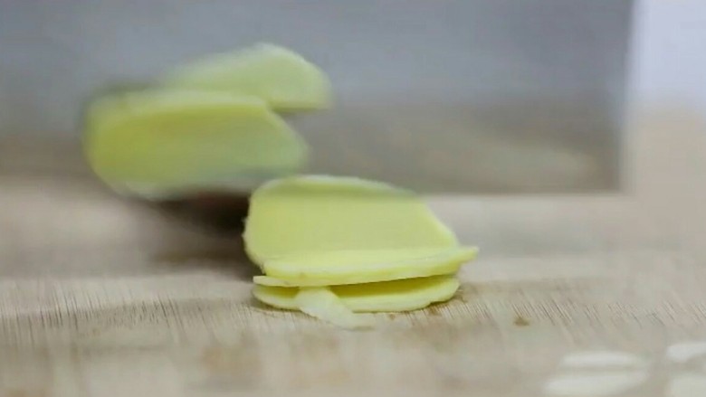 鲫鱼豆腐羹,油锅烧热,放入姜丝炒香。