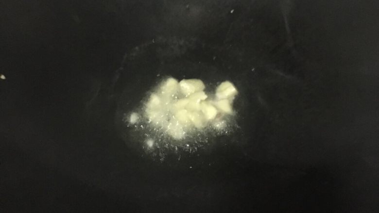 爆炒大肠,下锅热油，拍点大蒜爆香