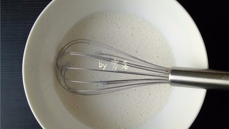 芝麻麻薯,牛奶同细砂糖混合,搅拌均匀;