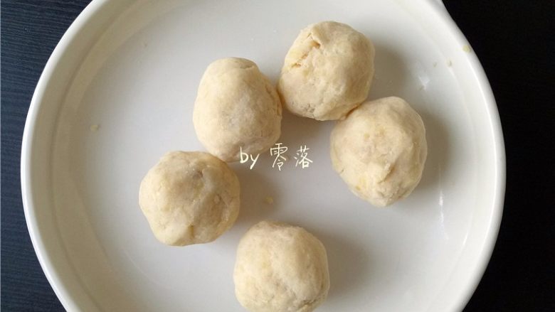 芝麻麻薯,绿豆沙搓成5个丸子,每个丸子均为20g;