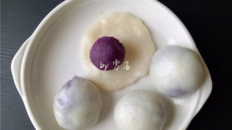 芝麻麻薯,剩下5个粉团丸子包上紫薯丸子,也像汤圆一样收口即可;