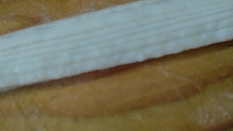 盘丝饼
,在抻长的面条上刷色拉油,