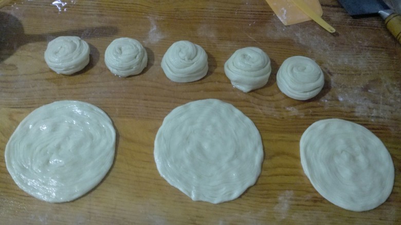 盘丝饼
,用手将面剂按扁,用手指扒出饼状,