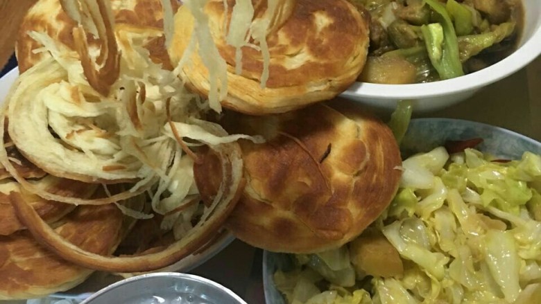 盘丝饼
,上桌开饭啦,这就是中式面点饼中精品——盘丝饼。