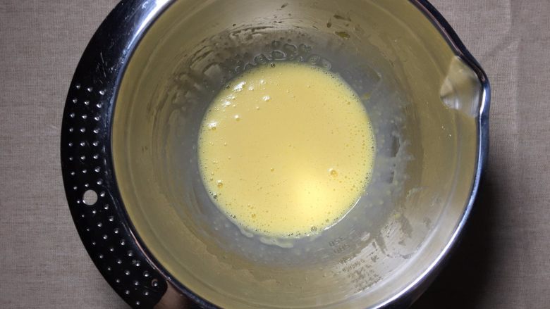 可可漩涡蛋糕,蛋黄液中加入奶油溶液,搅拌均匀,随后筛入低粉,不规则搅拌至没有颗粒