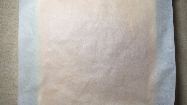 可可漩涡蛋糕,把蛋糕取出放在网架上,上面盖一张干净的油纸