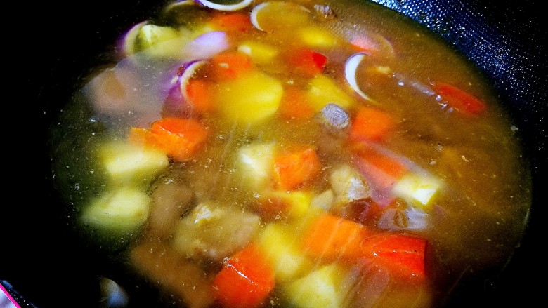 塑身健脾食单之土豆烧牛肉,热锅,加入黄油,爆香洋葱鲜蒜,加入牛肉土豆胡萝卜翻炒,加入开水。