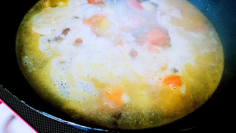 塑身健脾食单之土豆烧牛肉,大火烧开,撇去浮沫。