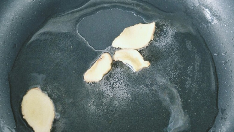红烧小公鸡(家的味道),锅内放油。(调味料我都是过秤的,放心用量。)