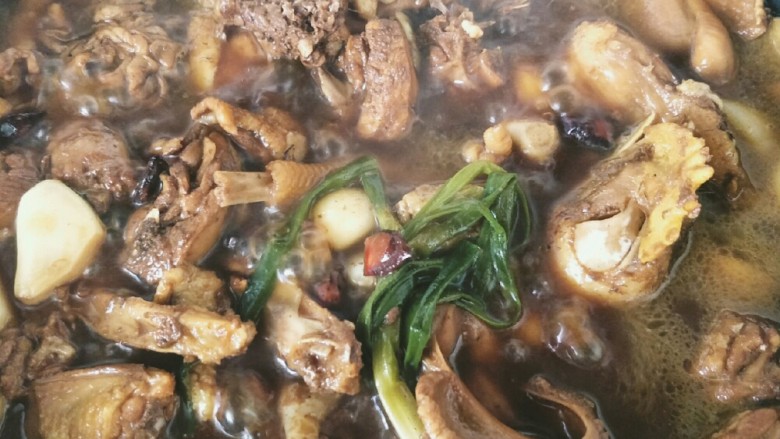 红烧小公鸡(家的味道),大火烧10分钟后,转小火10分钟。
