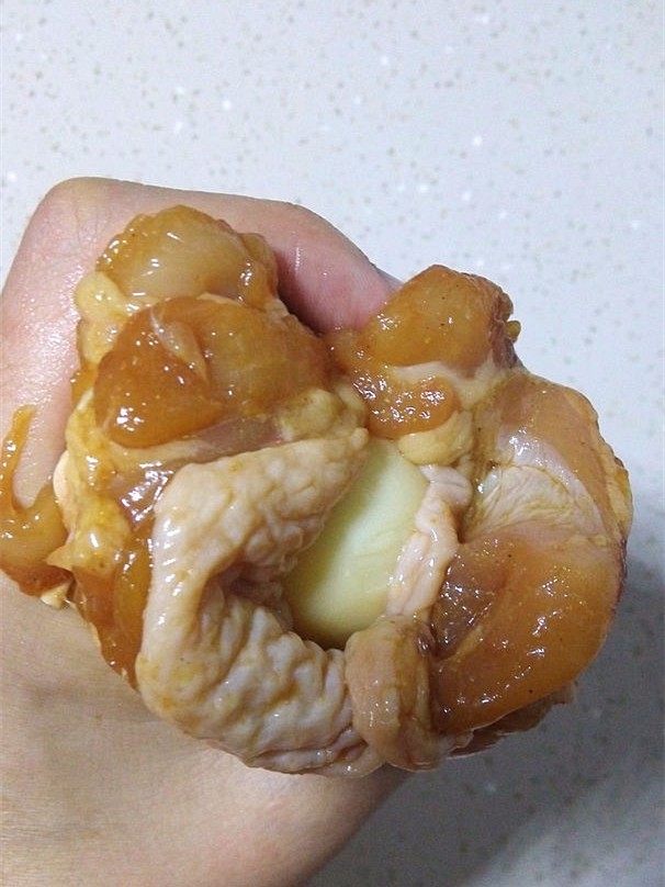 海贼王路飞棒骨肉,将水煮蛋小心地塞入花苞中