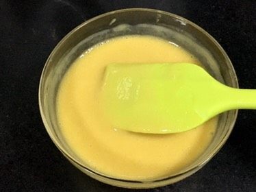 芒果慕斯鲜花蛋糕,如果温度低,融化的吉利丁倒入芒果泥又结块的话,就把芒果泥再隔一下温水融化一下,温度不要太高,一定要融化均匀,没有结块。