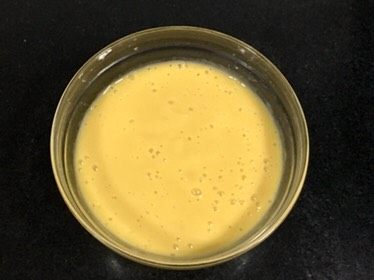 芒果慕斯鲜花蛋糕,用料理棒打成泥,备用。