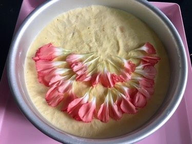 芒果慕斯鲜花蛋糕,冷藏好了以后,取出来,摆上康乃馨的花瓣。