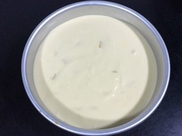 芒果慕斯鲜花蛋糕,倒入慕斯液,里面好多果粒噢!冷藏四个小时以上。