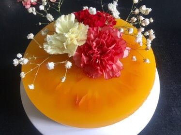 芒果慕斯鲜花蛋糕,插上自己喜欢的鲜花,装扮完毕。