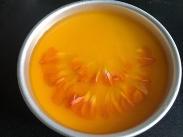芒果慕斯鲜花蛋糕,倒入全部的镜面液体,冷藏一个小时。