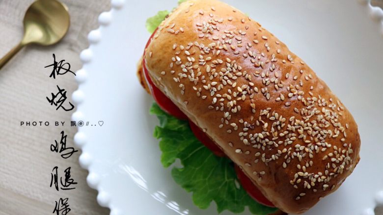 板烧鸡腿堡,装饰完成。巨大一个。美味。