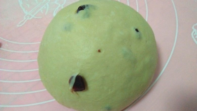 红糖蔓越莓软欧,启动“和面”程序,15分钟后加入黄油,继续启动“和面”程序揉至扩展阶段,程序结束前三分钟加入蔓越莓干,揉均匀;