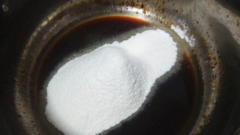 红糖烫面戚风蛋糕,筛入蛋糕粉;
