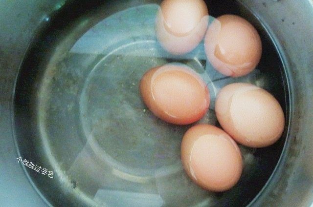 金钱蛋,鸡蛋在水中煮7分钟左右,捞出放在凉水里浸泡一会。