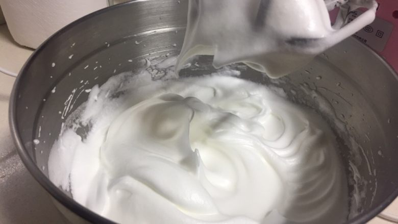 手绘母亲节蛋糕,蛋清分三次加入细砂糖打发至湿性发泡,呈弯钩状态。