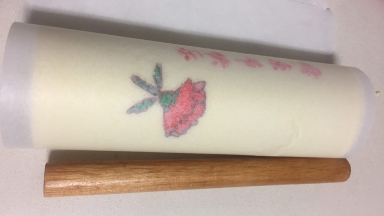 手绘母亲节蛋糕,蛋糕片正面铺上淡奶油,用擀面杖把蛋糕卷卷起,入冰箱冷藏半小时以上定型。