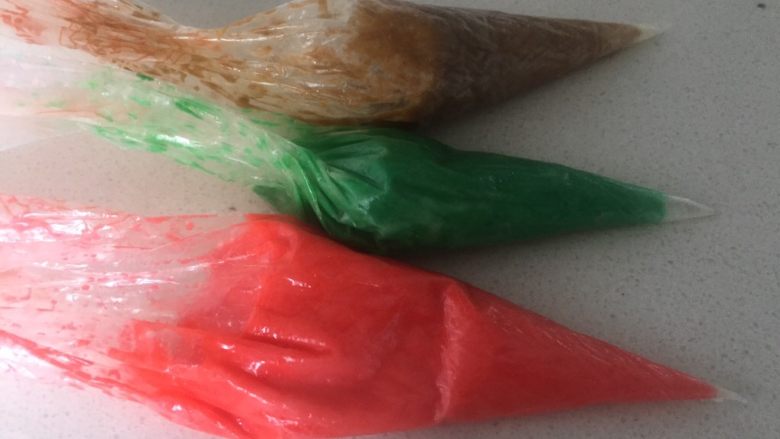 手绘母亲节蛋糕,分别装入三个裱花袋,加几滴色素调成需要的颜色。