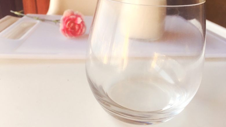酸奶新吃法,首先准备一个无水无有干净的玻璃杯,大家可以选这种高脚的,稍微大一点的。