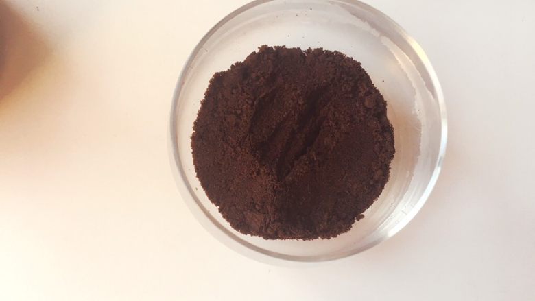 酸奶新吃法,先给玻璃杯,底层铺上厚厚的一层奥利奥饼干碎。(大家也可以选用蛋糕或者手指饼干都可以,这个可以自行做调整。)