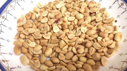客家擂茶·精品素菜,擂茶汤汁步骤:熟花生米