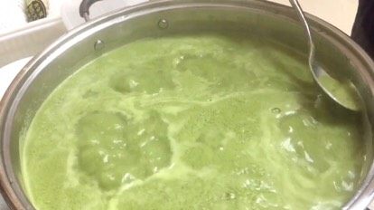 客家擂茶·精品素菜,煮一大盆开水,放两至三汤勺擂茶浆拌匀,烧开即可使用