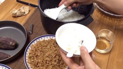 客家擂茶·精品素菜,食用步骤:取一点米饭