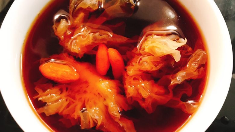 红糖姜汁银耳汤,出炉！