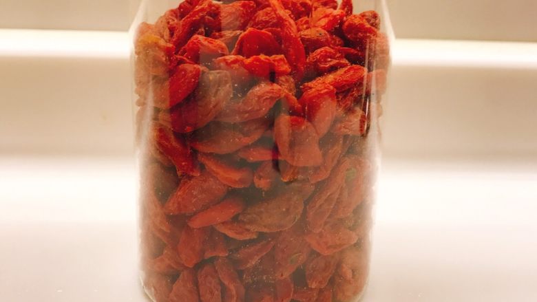 红糖姜汁银耳汤,<a style='color:red;display:inline-block;' href='/shicai/ 673'>枸杞</a>洗净