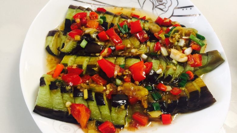 剁椒茄子,这一步忘记拍照啦,锅内留少许油,油热,倒入生姜,<a style='color:red;display:inline-block;' href='/shicai/ 803'>剁椒</a>,少许盐,爆炒30秒,然后直接淋在摆好的茄子上