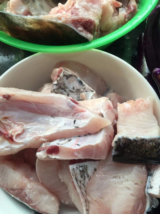 奶白鱼头汤,少许鱼肉，切块。